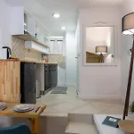 Feriehus Cozy Loft Near Port- Full Kitchen, Ac, Parking Mantouki