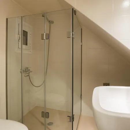 Casa vacanze Cozy Loft Near Port- Full Kitchen, Ac, Parking *