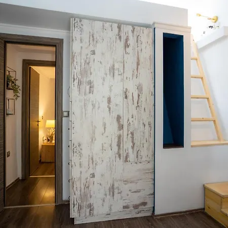 Cozy Loft Near Port- Full Kitchen, Ac, Parking