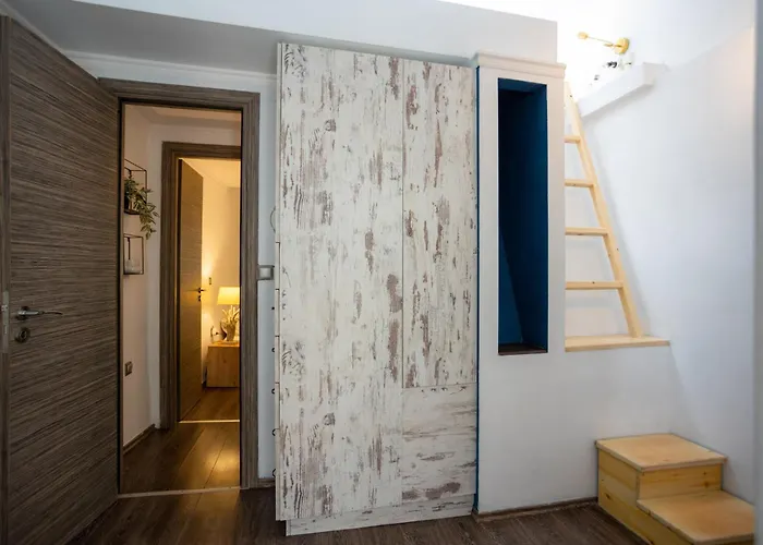 Cozy Loft Near Port- Full Kitchen, Ac, Parking