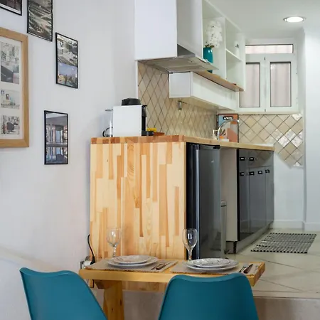 Cozy Loft Near Port- Full Kitchen, Ac, Parking Holiday home