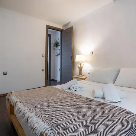 Cozy Loft Near Port- Full Kitchen, Ac, Parking * Mantouki
