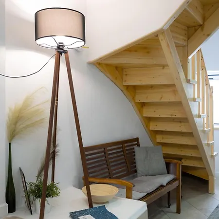 Cozy Loft Near Port- Full Kitchen, Ac, Parking Mantouki