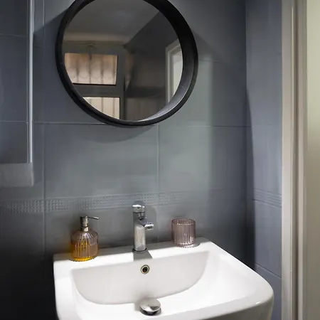 Cozy Loft Near Port- Full Kitchen, Ac, Parking