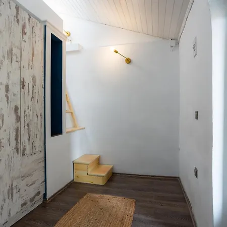 Cozy Loft Near Port- Full Kitchen, Ac, Parking *