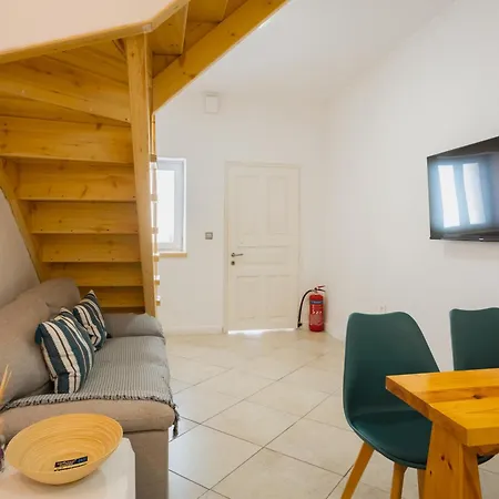 Cozy Loft Near Port- Full Kitchen, Ac, Parking