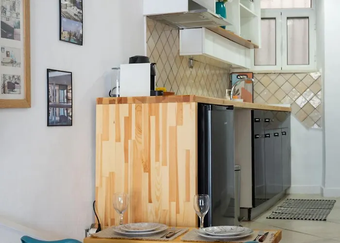 Cozy Loft Near Port- Full Kitchen, Ac, Parking Hébergement de vacances