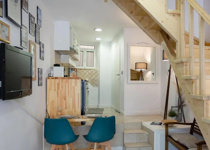 Cozy Loft Near Port- Full Kitchen, Ac, Parking