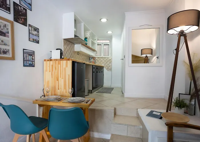 Cozy Loft Near Port- Full Kitchen, Ac, Parking Mantouki