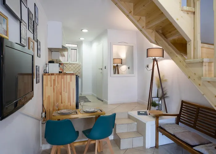 Cozy Loft Near Port- Full Kitchen, Ac, Parking Holiday home Mantouki