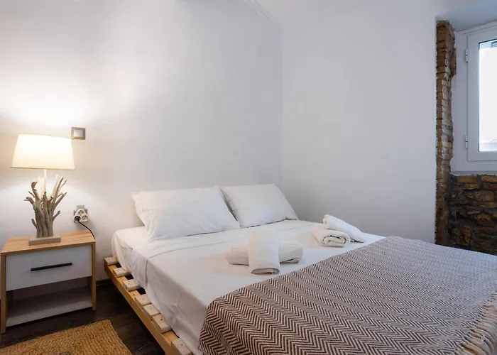 Cozy Loft Near Port- Full Kitchen, Ac, Parking *