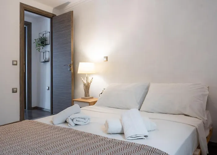 Cozy Loft Near Port- Full Kitchen, Ac, Parking * Mantouki