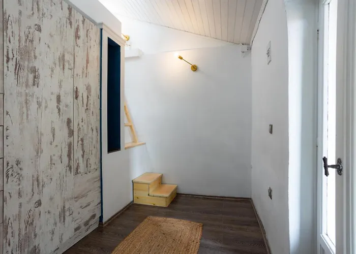 Cozy Loft Near Port- Full Kitchen, Ac, Parking *