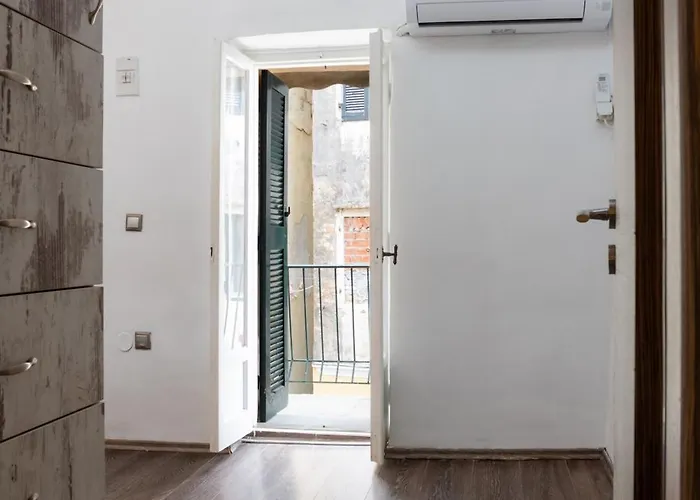 Cozy Loft Near Port- Full Kitchen, Ac, Parking * Mantouki