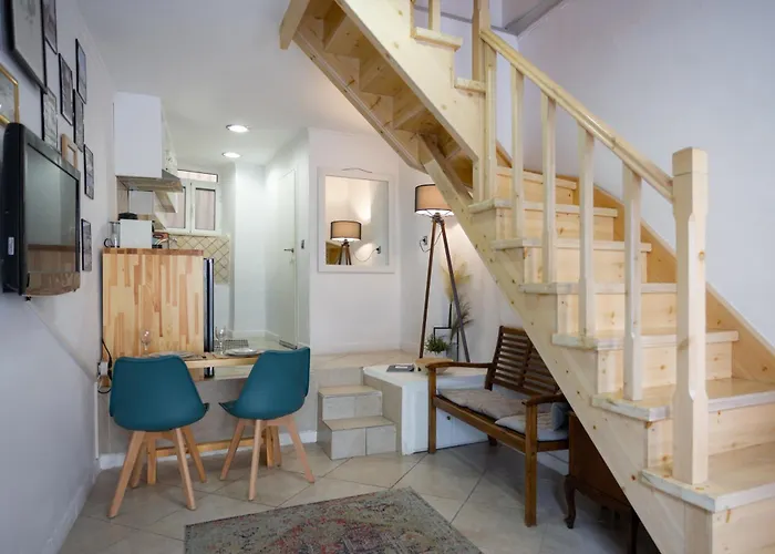Cozy Loft Near Port- Full Kitchen, Ac, Parking *