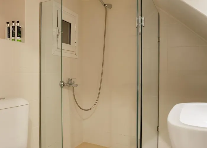 Cozy Loft Near Port- Full Kitchen, Ac, Parking Mantouki