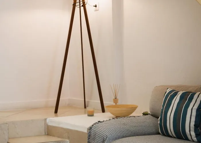 Cozy Loft Near Port- Full Kitchen, Ac, Parking Hébergement de vacances *