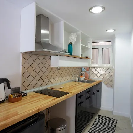 Semesterbostad Cozy Loft Near Port- Full Kitchen, Ac, Parking *