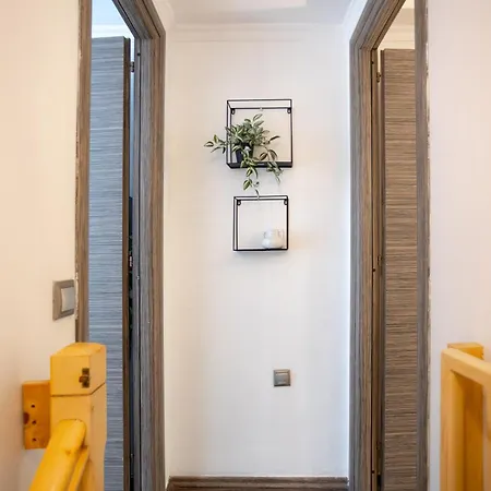 Cozy Loft Near Port- Full Kitchen, Ac, Parking Semesterbostad *