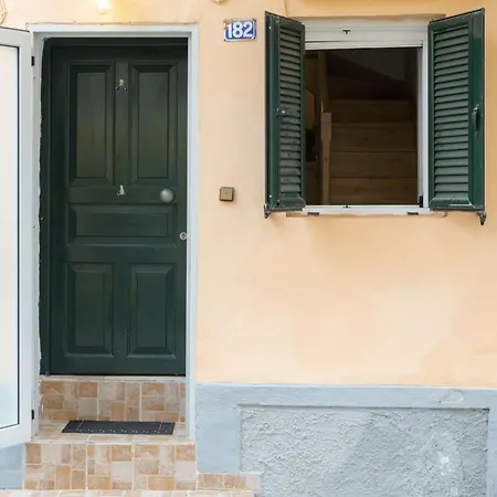 Semesterbostad Cozy Loft Near Port- Full Kitchen, Ac, Parking