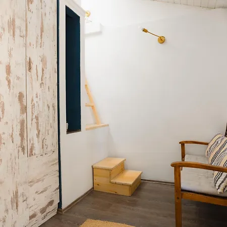 Cozy Loft Near Port- Full Kitchen, Ac, Parking * Mantouki
