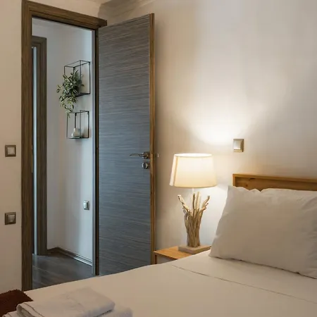 Cozy Loft Near Port- Full Kitchen, Ac, Parking Semesterbostad