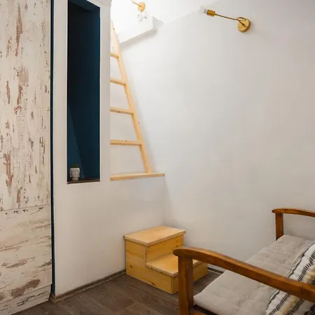 Cozy Loft Near Port- Full Kitchen, Ac, Parking *