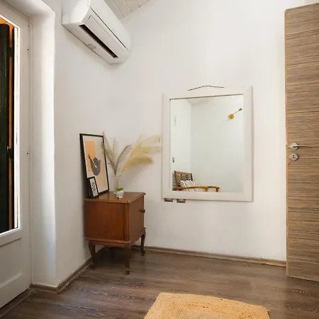 Cozy Loft Near Port- Full Kitchen, Ac, Parking Semesterbostad *