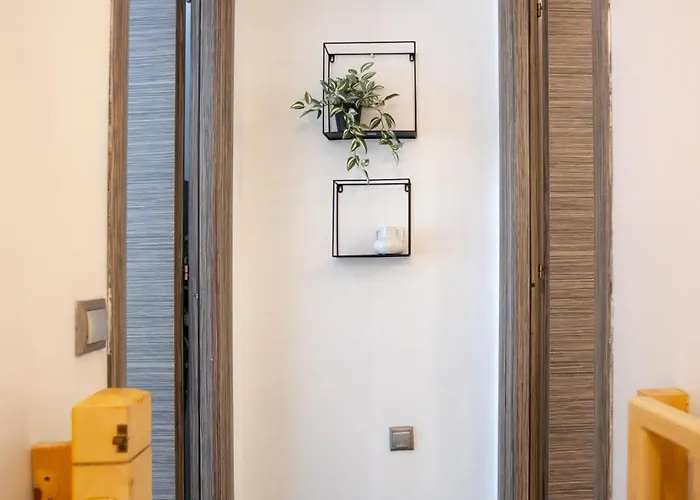Cozy Loft Near Port- Full Kitchen, Ac, Parking Vakantiehuis *