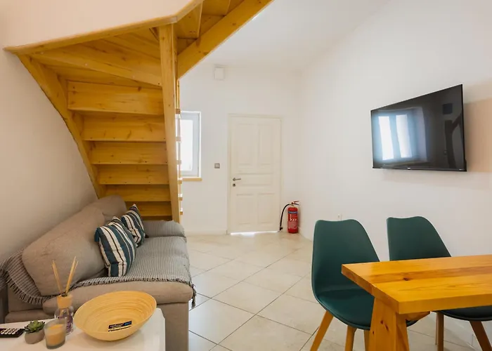 Cozy Loft Near Port- Full Kitchen, Ac, Parking